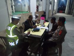 Lewat Patroli Malam Polisi Mandor Bangun Keakraban Dan Sampaikan Himbauan Kamtibmas