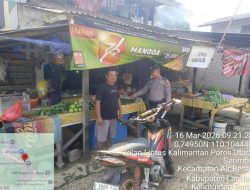 Humanis dan Ramah Polisi Sambangi Warga Duduk Santai Sambil Beri Imbauan Kamtibmas