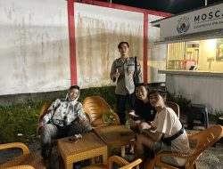 Polisi Sambangi Pemuda yang Sedang Santai Patroli Malam Polsek Sengah Temila Hadirkan Suasana Akrab Dan Bersahabat