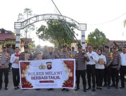 Polres Melawi Membagikan Takjil
