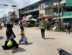 Aksi Humanis Brigpol Theresia Di Tengah Padatnya Lalu Lintas Nanga Pinoh Tuai Apresiasi
