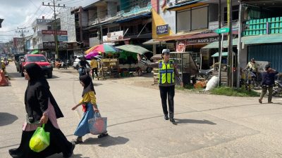 Aksi Humanis Brigpol Theresia Di Tengah Padatnya Lalu Lintas Nanga Pinoh Tuai Apresiasi