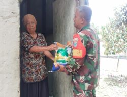 Indahnya Berbagi Di Bulan Ramadhan Babinsa Desa Dalam Kaum Berikan Sembako kepada Warga Kurang Mampu