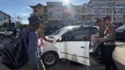 Personel Pos Pelayanan Ops Ketupat Kapuas Polres Sintang Sigap Bantu Warga Mobil Terperosok Berhasil Dievakuasi