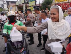 Kapolres Siantar Berbagi Takjil Dengan Masyarakat Saat Menjelang Berbuka Puasa. Siantar,