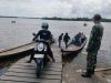 Pastikan Keamanan Masyarakat Saat Lebaran Anggota Koramil 07/Tlk Laksanakan Pengamanan Transportasi Air di Wilayah Binaan