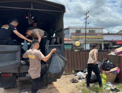 Polres Melawi Sapu Bersih Sampah Di Jembatan Melawi II