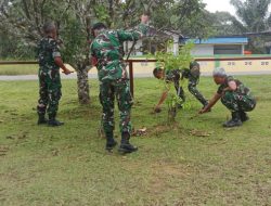 Anggota Koramil Puring Kencana Saling Bahu Membahu Laksanakan Giat Pembersihan Makoramil