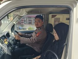 Respon Cepat Layanan 110 Polres Sintang Bantu Evakuasi Warga Ke Rumah Sakit