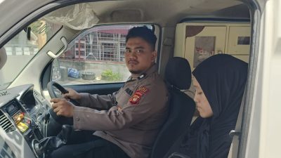 Respon Cepat Layanan 110 Polres Sintang Bantu Evakuasi Warga Ke Rumah Sakit