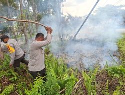 Satlantas Bersama Polsek Nanga Pinoh Respon Cepat Padamkan Api