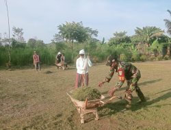 Babinsa Koramil Putussibau Utara Gotong Royong Bersihkan Gereja Santo Bonaventura Kedamin Darat