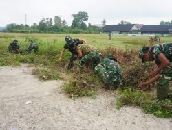Kodim 1206/Psb Gelar Gotong Royong Bersihkan Lapangan Speak Bola Lawit Jelang Penerimaan Batalyon TP 927/Uncak Kapuas