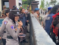 Kawal Aksi Damai Secara Humanis Polwan Polres Sintang Sambut Massa Dengan Pantun