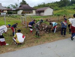 Babinsa 1206-05/Embaloh Hulu Ajak Siswa-Siswi SMPN 1 Embaloh Hulu Bersihkan Lingkungan Sekolah