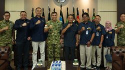 Pangdam Xll/Tpr Mayjen TNI Novi Rubadi Sugito foto bersama saat terima kunjungan dari dewan perum bulog yang di pimpin langsung oleh Letnan Jenderal TNI (Purn) Andi Geethan Lantara