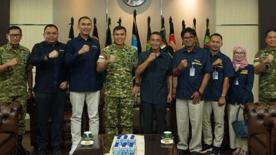 Pangdam Xll/Tpr Mayjen TNI Novi Rubadi Sugito foto bersama saat terima kunjungan dari dewan perum bulog yang di pimpin langsung oleh Letnan Jenderal TNI (Purn) Andi Geethan Lantara