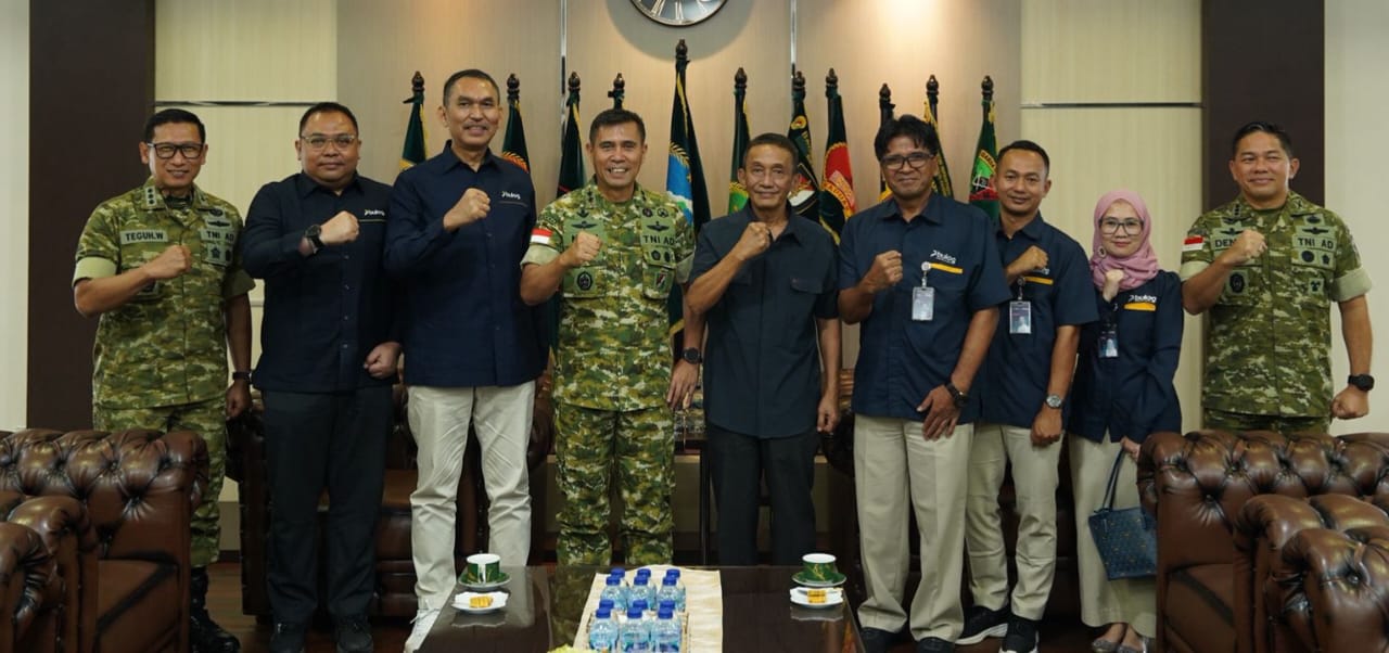 Pangdam Xll/Tpr Mayjen TNI Novi Rubadi Sugito foto bersama saat terima kunjungan dari dewan perum bulog yang di pimpin langsung oleh Letnan Jenderal TNI (Purn) Andi Geethan Lantara
