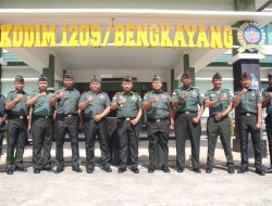 Dandim 1209/Bengkayang Pimpin Upacara Kenaikan Pangkat Dan Wisuda Purna Tugas Prajurit