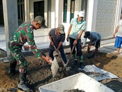 Dekat Dengan Warga Babinsa Koramil 03/Tebas Bersama Warga Gotong Royong Siapkan Tempat Pengecoran Halaman Mushollah 