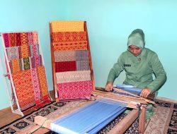 Persit KCK PD XII/Tpr Dorong Pelestarian Tenun Sidan Lewat Program Persit BISA