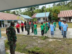 Babinsa Koramil 1206-05/Embaloh Hulu Ajak Siswa-Siswi SMPN 03 Apan Bersihkan Lingkungan Sekolah