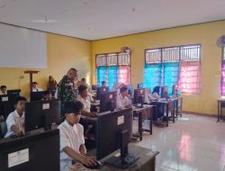 Hadir di Perbatasan Babinsa Kawal Ujian Siswa SMPN 4 Temajuk Demi Masa Depan Generasi Muda