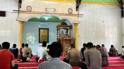 Aipda Hendra Jadi Khotib Jumat Di Masjid Shirotul Jannah Sampaikan Pentingnya Amal Jariyah Dan Etika Bermedsos