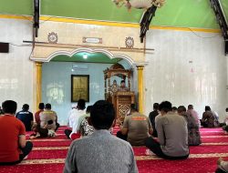 Aipda Hendra Jadi Khotib Jumat Di Masjid Shirotul Jannah Sampaikan Pentingnya Amal Jariyah Dan Etika Bermedsos