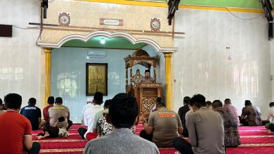Aipda Hendra Jadi Khotib Jumat Di Masjid Shirotul Jannah Sampaikan Pentingnya Amal Jariyah Dan Etika Bermedsos