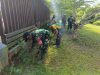 Ciptakan Lingkungan Yang Sehat Babinsa Bersama Satgas Pamtas Dan Pengelola PLBN Laksanakan Karya Bakti Bersihkan Sampah