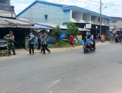 Cegah Banjir Sejak Dini Babinsa Bersama Masyarakat Kelurahan Pasiran Gelar Kerja Bhakti Bersihkan Drainase