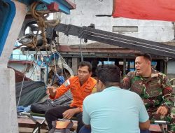 Babinsa Penjajap Dan Basarnas Komsos Bersama Nelayan Dan Ingatkan Supaya Waspada Cuaca Ekstrem Saat Melaut