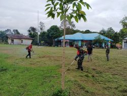 Serma Suyanto Babinsa Puring Kencana Bersama Masyarakat Bersihkan Lapangan Kecamatan