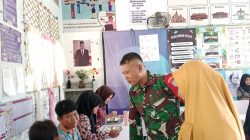 Kawal Pendistribusian Makan Bergizi Gratis Babinsa Roban Hadir Di Tengah Pelajar