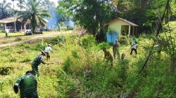Kodim 1209/Bengkayang Gelar Karya Bakti Di Rumah Adat Samalantan
