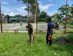 Penuh Semangat Anggota Kodim 1206/Putussibau Rehab Lapangan Volly Kodim