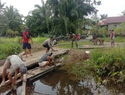 Kepedulian Babinsa Embaloh Hulu Bantu Warga Gotong Royong Perbaiki Jembatan Surau Desa Ulak Pauk