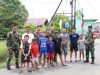 Anggota Kodim 1206/Psb Bersama Masyarakat Hilir Kantor Gotong Royong Pasang 200 Bendera Merah Putih