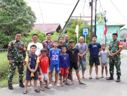 Anggota Kodim 1206/Psb Bersama Masyarakat Hilir Kantor Gotong Royong Pasang 200 Bendera Merah Putih