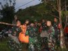 Prajurit Yonif TP 833/BD Ikut Tembusi Medan Ekstrem Evakuasi 8 Korban Helikopter PK-CFX Di Bukit Puntak, Sekadau