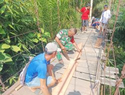 Personel Koramil Jagoi Babang Dan Warga Bahu-Membahu Perbaiki Jembatan Gantung Di Perbatasan