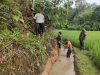 Babinsa Koramil 1206-14/Hulu Gurung Bersama Masyarakat Gotong Royong Bersihkan Aliran Parit