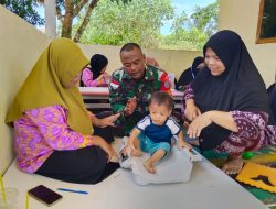 Dukung Peningkatan Kesehatan Masyarakat Babinsa Temajuk Dampingi Nakes Laksanakan Posyandu Di Wilayah Perbatasan