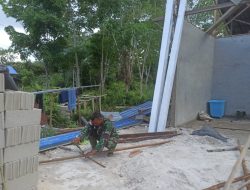 Babinsa Koramil 03/Tebas Bantu Warga Bongkar Rumah Untuk Direhabilitasi