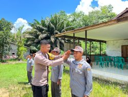 Perkuat Pamswakarsa Bhabinkamtibmas Polsek Nanga Tayap Briptu Rahmad Pimpin Pelatihan Linmas Desa Lembah Hijau
