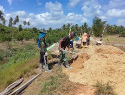 Satgas TMMD Ke-128 Kodim 1202/Skw Bersama Warga Bangun Rabat Beton