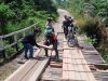 Pj. Danramil 1206-17/Silat Hulu Bersama Aparat Desa Turun Langsung Laksanakan Pengecekan Jembatan Darurat