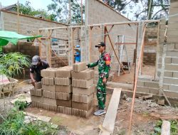 Hadir Ditengah Masyarakat Babinsa Tempapan Hulu Koramil 07/Teluk Keramat Bantu Bangun Rumah