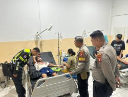 Respons Cepat Polres Melawi Korban Laka Lantas Di Tanjung Tengang Segera Dievakuasi Ke RSUD